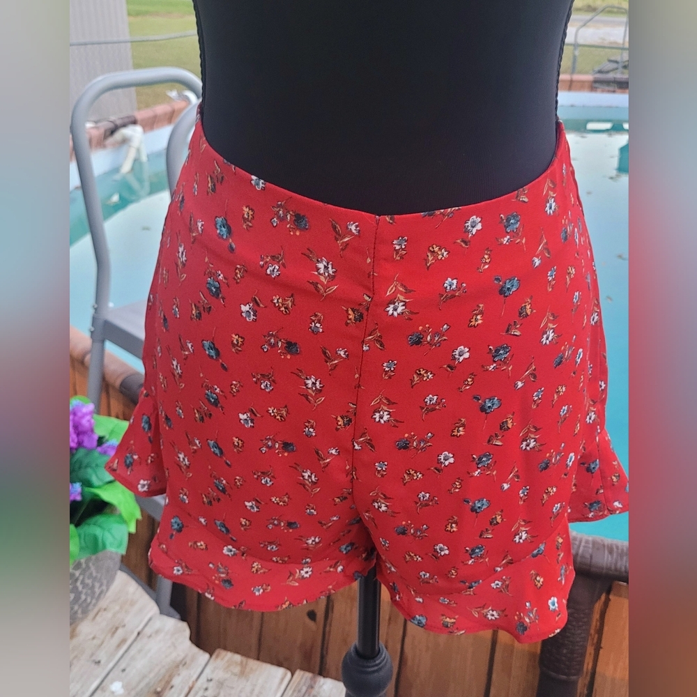 She + Sky Printed Ruffled Shorts - Picture 5 of 11